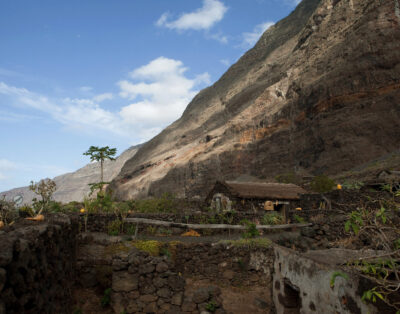 Espacios con paredes de piedra y tubo volcánico