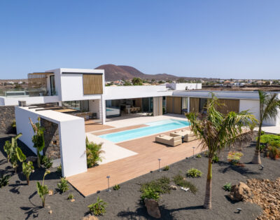 Villa de Diseño Luminoso y Espacios Abiertos