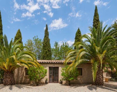 Casa mediterránea estilo rústico italiano con materiales naturales