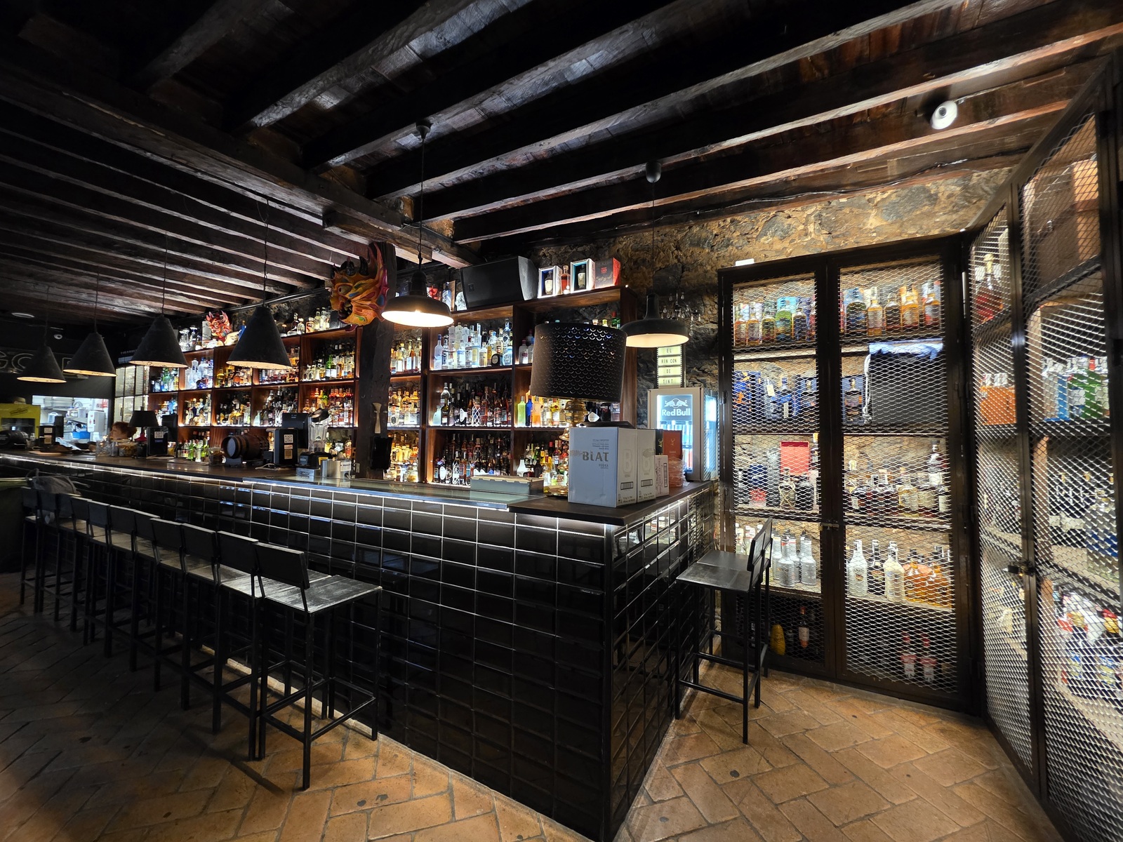Modern and alternative bar with beer counter and outdoor area - Locationow