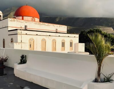 Mediterranean–tropical house with hydraulic floor tiles