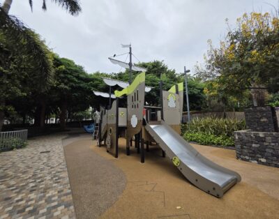 Zona de parque infantil con juegos y áreas recreativas