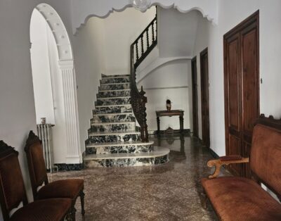 Casa señorial de los años 50 con techo con molduras