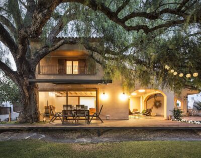 Villa rústica mediterranea con piscina y jardín