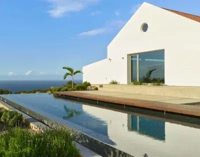 Finca de diseño de dos casas diáfanas entre plataneras