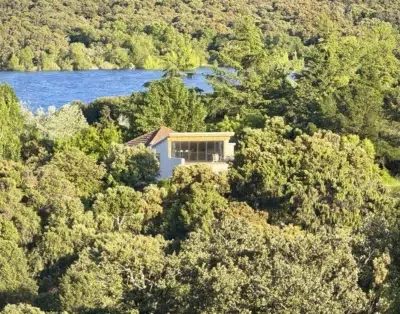 Nature House with Lake Views and 1,000 m² Garden near Madrid