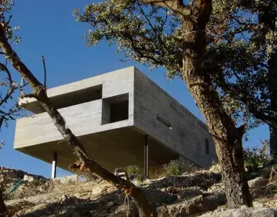 Villa brutalista acristalada con vistas en la sierra de Madrid