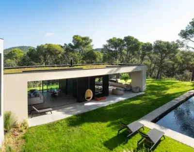 Villa contemporánea con piscina y vistas a la montaña