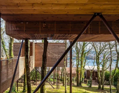 Cabañas en los árboles con vistas a la ría en bosque atlántico