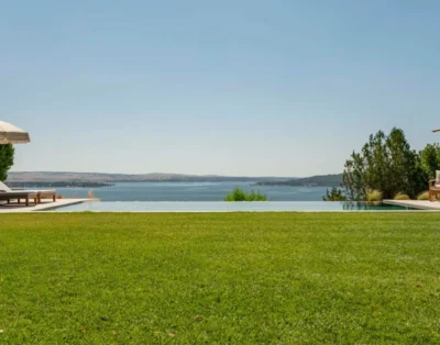 Villa de diseño con piscina infinity frente a un Embalse