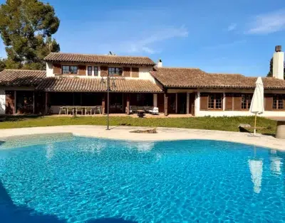 Villa mediterránea con jardín y piscina