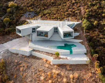 Casa de hormigón en ladera con vistas al valle