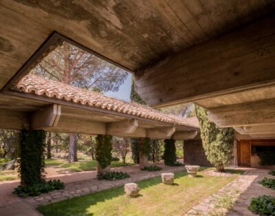 Casa brutalista de estilo rústico con exteriores singulares en Madrid