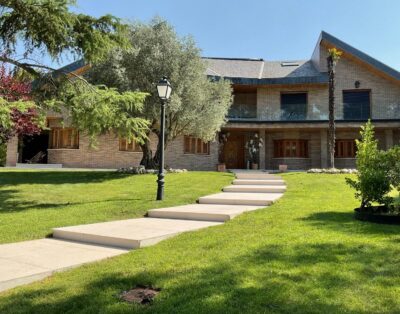 Villa con piscina interior y exterior y gran parcela cerca de Madrid