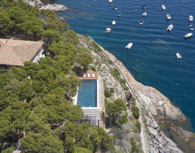 Villa sobre acantilado con piscina infinity y acceso directo al mar