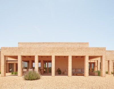 Villa Árida y Natural: Minimalismo con Piscina