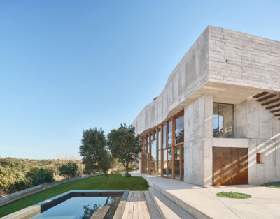 Casa brutalista techos altos con piscina