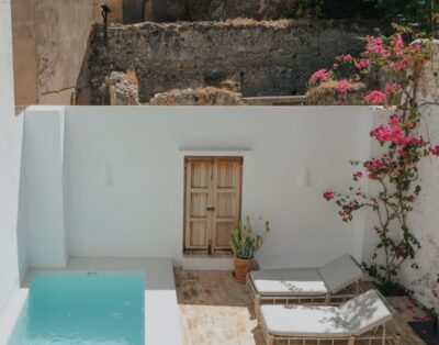 Casa minimalista mediterránea con piscina integrada