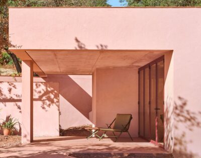 Casa de arquitectura en terracota rosada