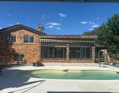 Chalet estilo americano con jardín y piscina
