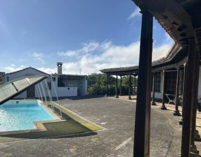 Casa canaria tradicional con piscina y vistas a la montaña y al mar