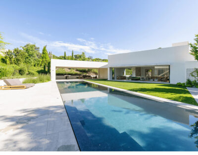 White villa de diseño con piscina y multiples terrazas