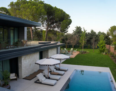 Contemporary detached villa with a swimming pool in Madrid