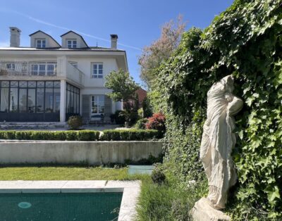 Casa estilo inglés y clásico con piscina y jardín