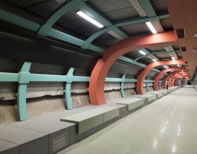 Espacio de tránsito subterráneo de estética futurista en Barcelona