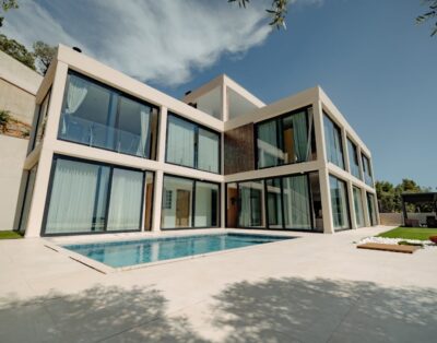 Casa contemporánea con piscina y vistas a montaña en Barcelona