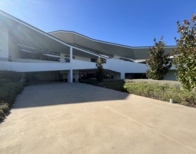 Edificio estilo contemporáneo con espacios abiertos en Barcelona