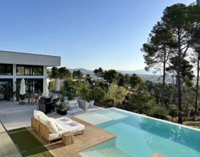 Villa moderna rodeada de naturaleza con piscina en Barcelona