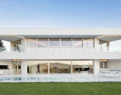 Casa Blanca de Arquitectura Contemporánea con Piscina en Barcelona
